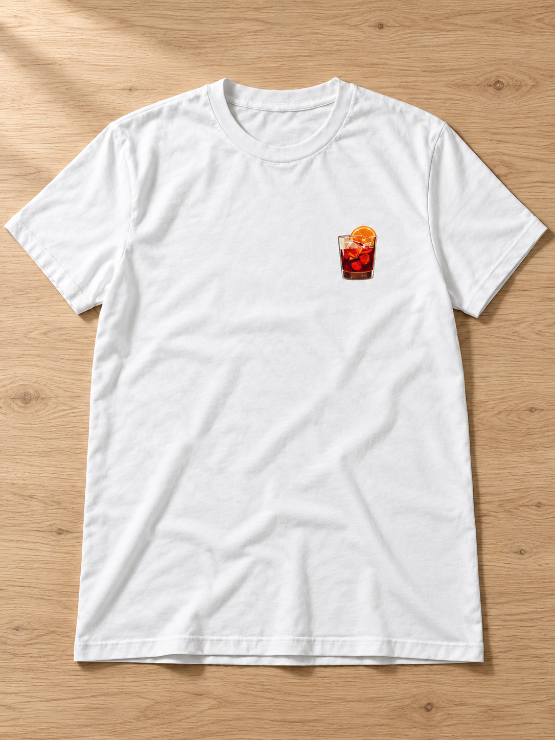 Camiseta Drink · branca, fotografada na bancada de madeira