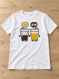 Camiseta 06:00 / 18:00 · branca, na bancada de madeira
