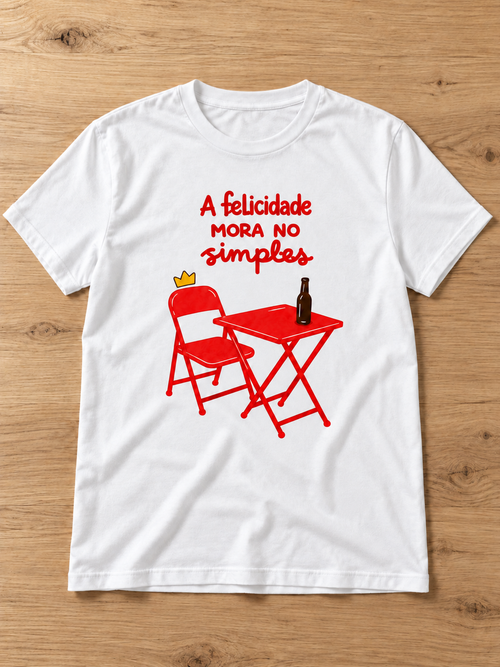 Camiseta A felicidade mora no simples — branca, na bancada de madeira